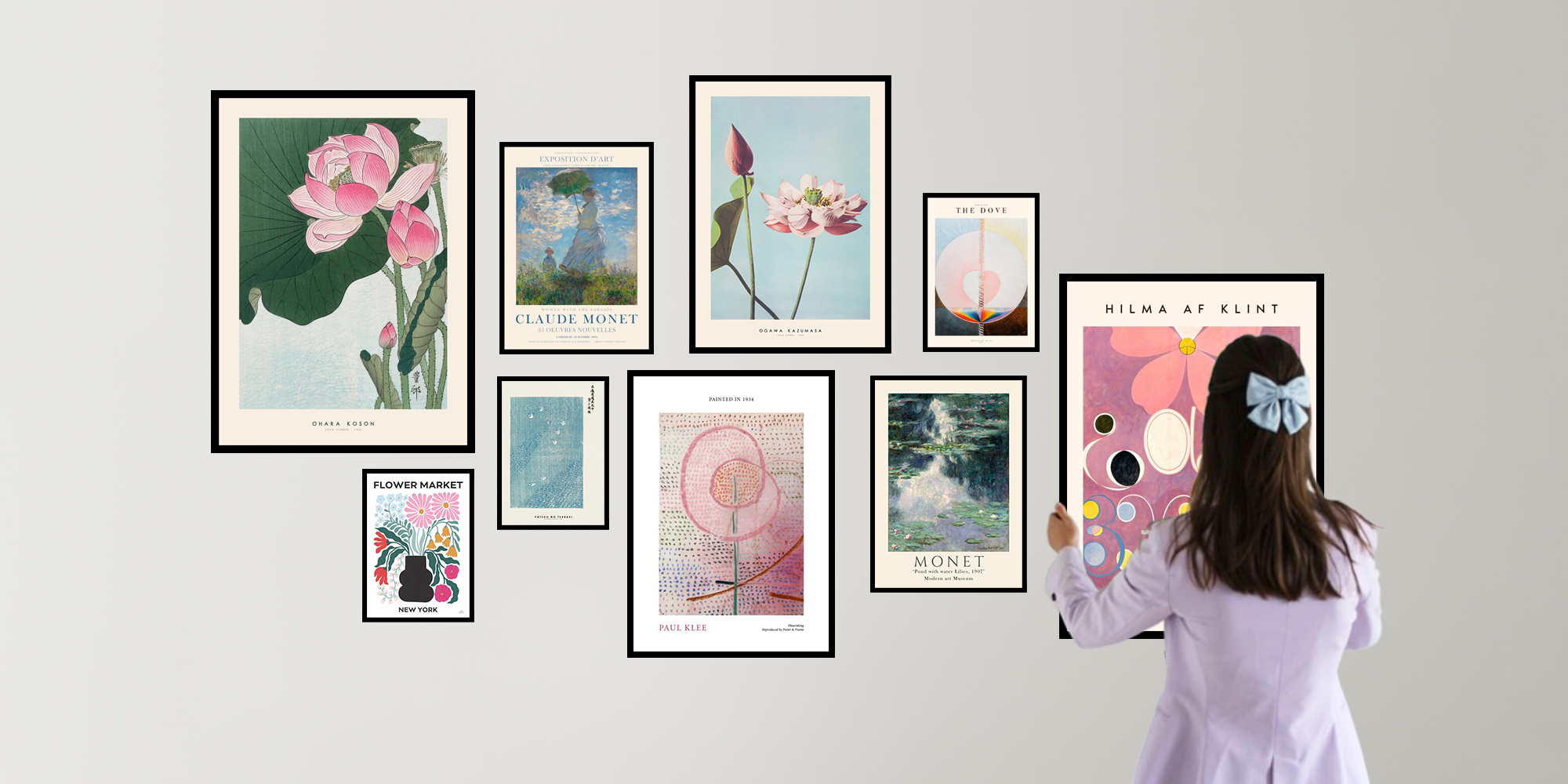 Billedvæg med plakater. Plakaterne er en blanding af både japanske kunstplakater, japandi plakater, moderne plakater og andre kunstplakater som har motiver af Claude Monet og Hilma af Klint.