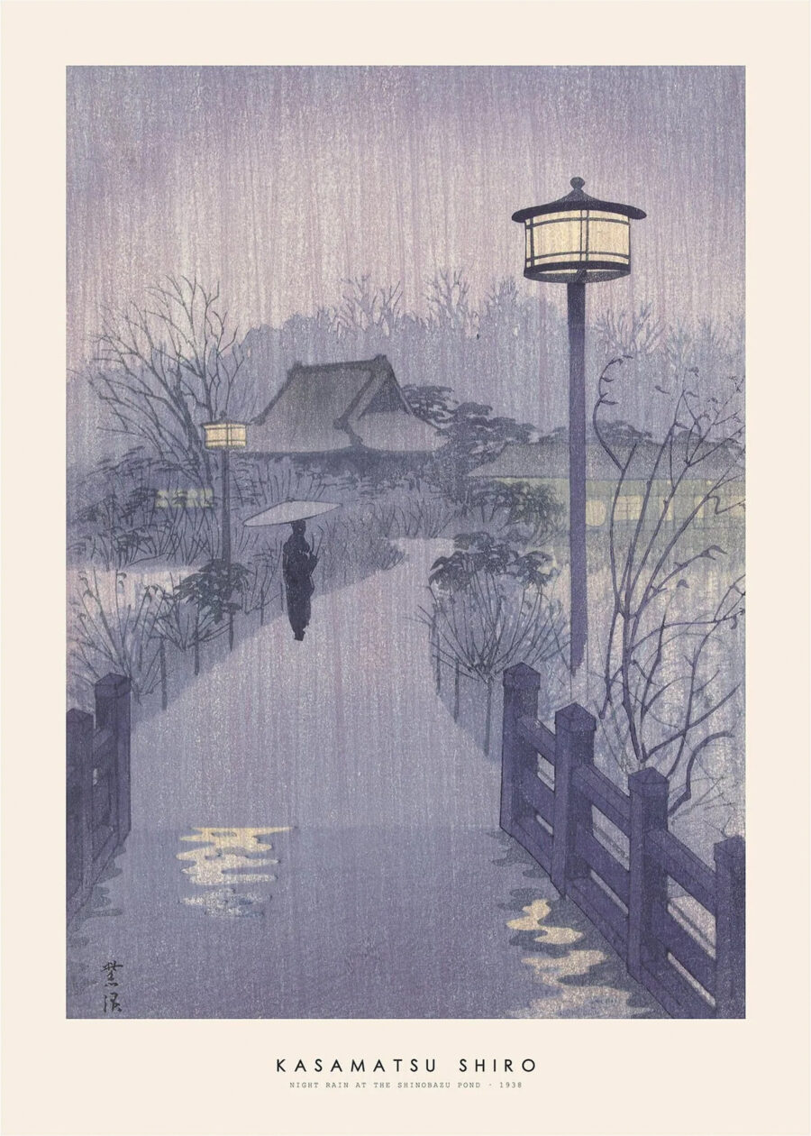Kasamatsu Shiro plakat med titlen Night Rain at Shinobazu Pond. Plakaten forestiller en natscene et japansk landskab med en bro og en bygning i baggrund. Et menneske går en tur i regnvejr. Farveholdningen er primært grå.