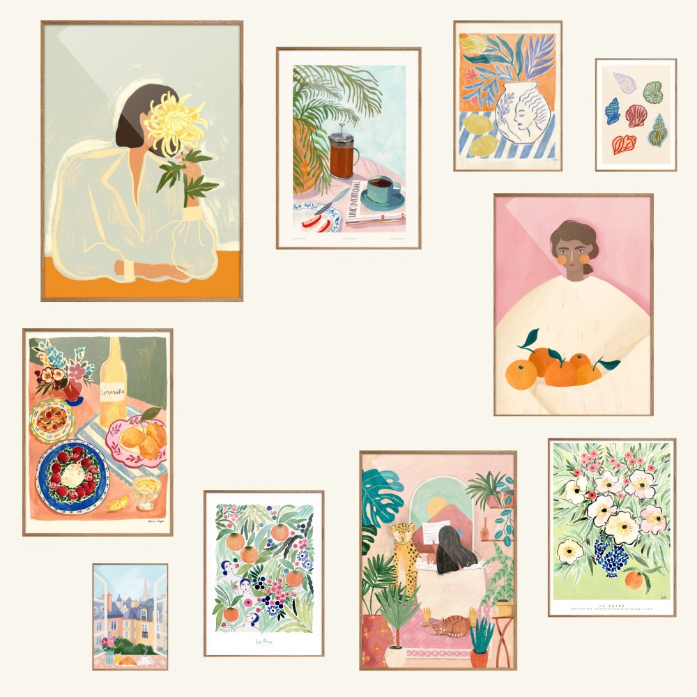 Billedvæg i lyse pastelfarver med plakater af blandt andet Bea Muller, La Poire og Arty Guava