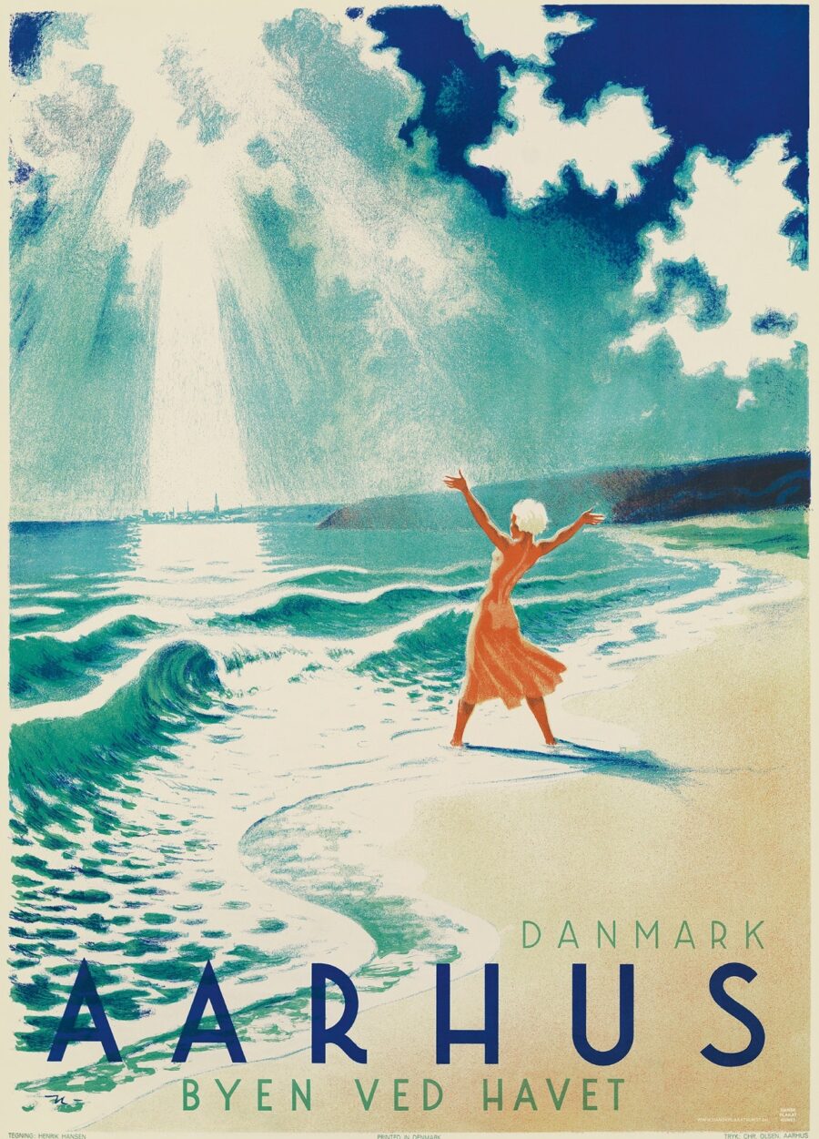 Århus plakat med motiv af byens strand og en kvinde, der kigger udover havet