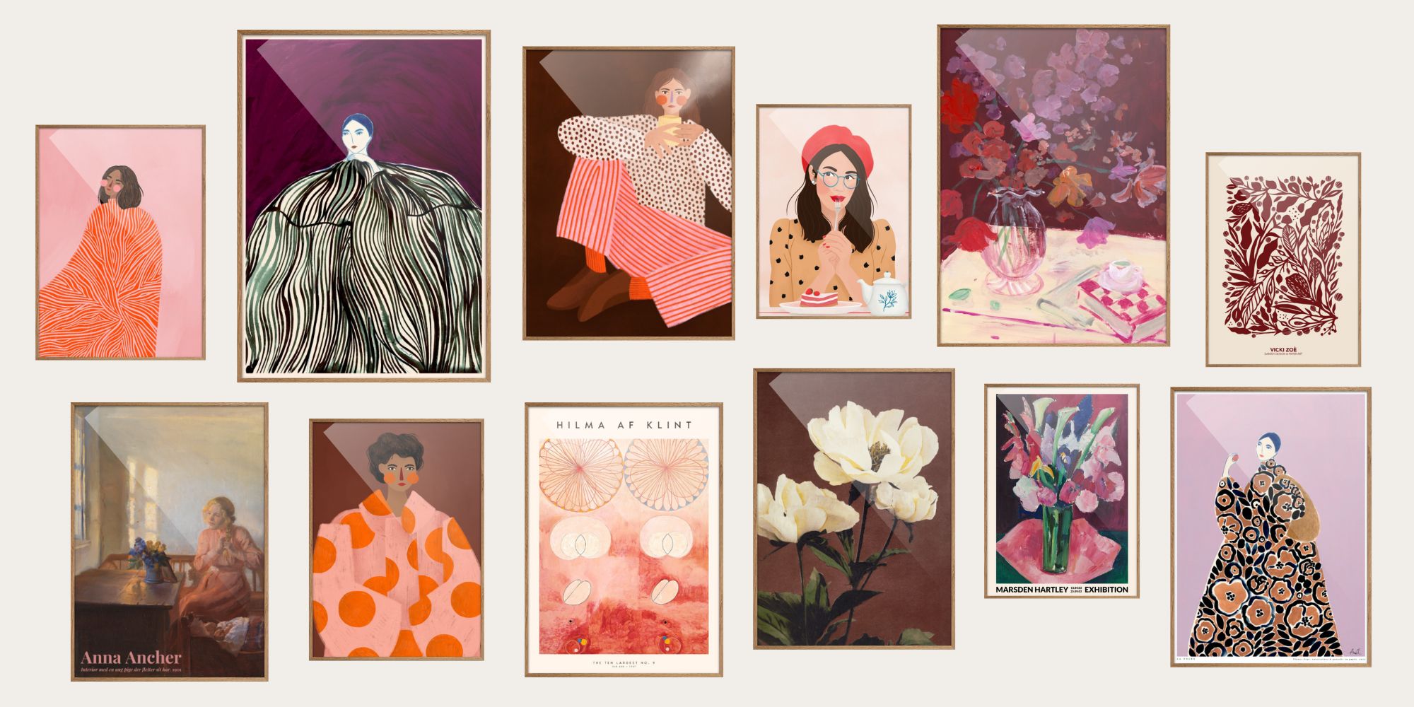 Billedvæg med efterårsplakater af La Poire , Bea Muller , Hilma af Klint , Anna Ancher med flere. Plakaterne er i efterårsfarver dvs orange, bordeaux, rød, brun og rosa.