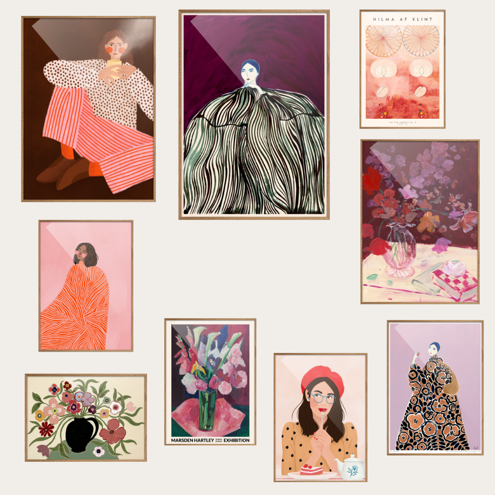 Plakatvæg med efterårs plakater af Bea Muller , La Poire , Hilma af Klint med flere . Plakaterne er i bordeaux, beige, orange, rosa, brun og lilla.