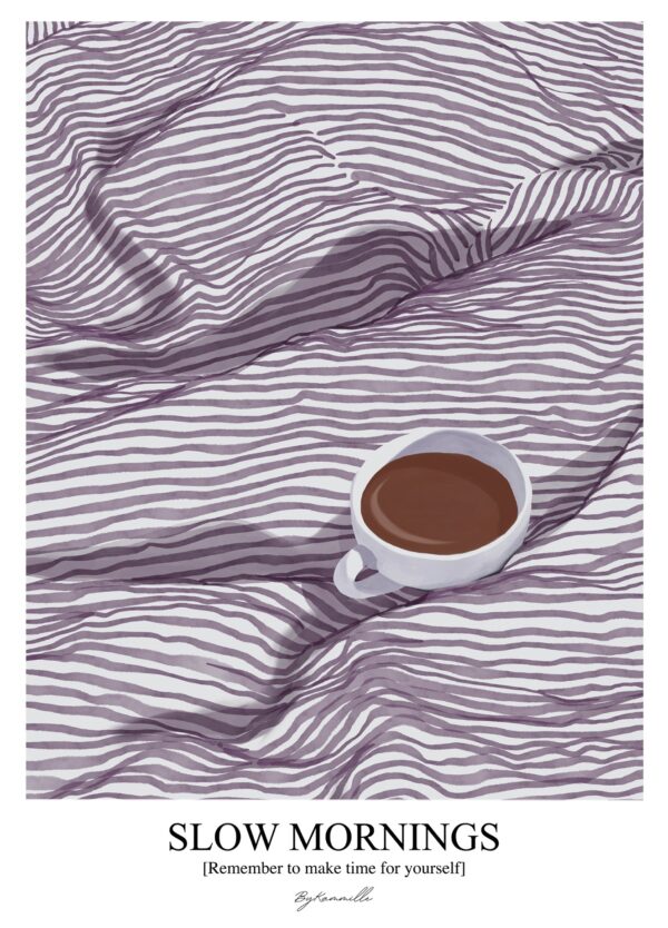 Kaffe plakat med en rolige morgenstund. På plakaten ses en kop kaffe placeret i en dyne med stribet mønster. På selve plakaten står der Slow Mornings og Remember to make time for yourself.