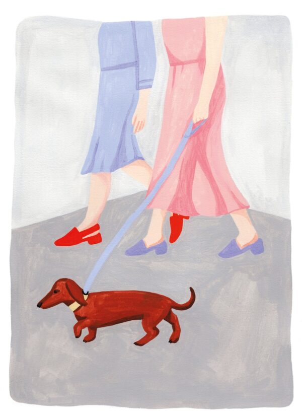 Skøn gravhund plakat af Iga Kosicka kaldet Dog Days. På plakaten ses 2 kvinder i pastelfarvede kjoler og en rødbrun gravhund. Personerne og gravhunden står smukt frem på den neutrale, grå baggrund.