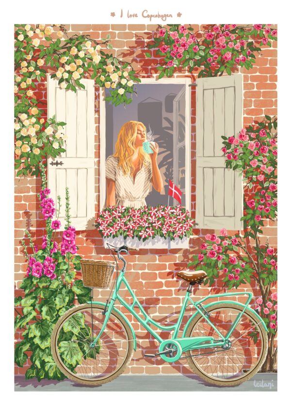 Idyllisk plakat af København med en kvinde, der kigger ud af vinduet med sin kop kaffe. Op ad muren gror roser og stokroser, og en turkis cykel er placeret centralt i billedet.