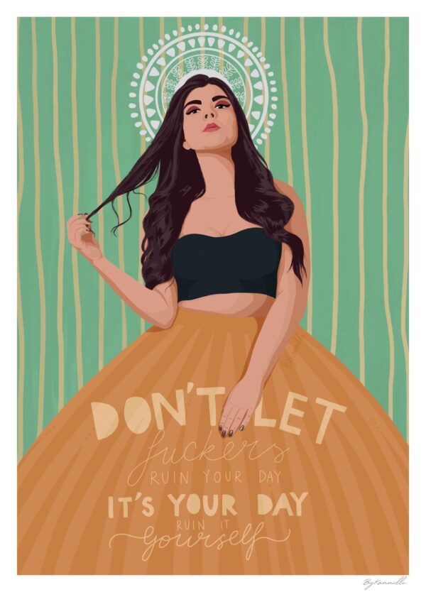 ByKammille plakat med en selvsikker og sassy kvinde med orange nederdel. Baggrunden er grøn med striber.