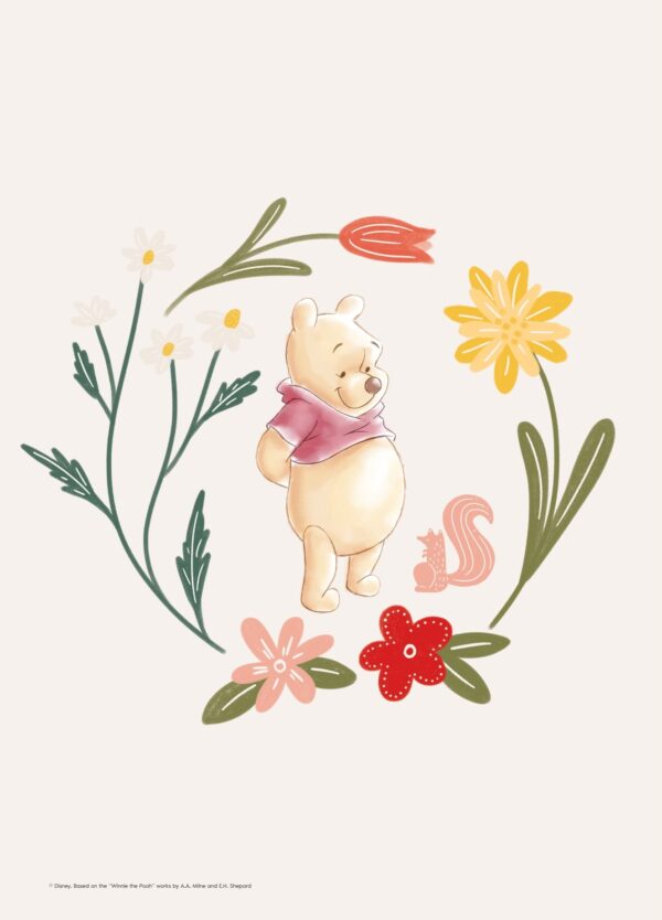 Peter Plys omgivet af en ring af blomster. Der er blandt andet margueritter, en tulipan og en påskelilje.