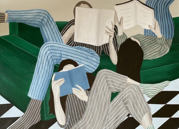 Bog plakat med 3 kvinder, der alle er fordybet i en hver deres bog. De ligger og sidder i en grøn sofa og på et smukt ternet gulv.