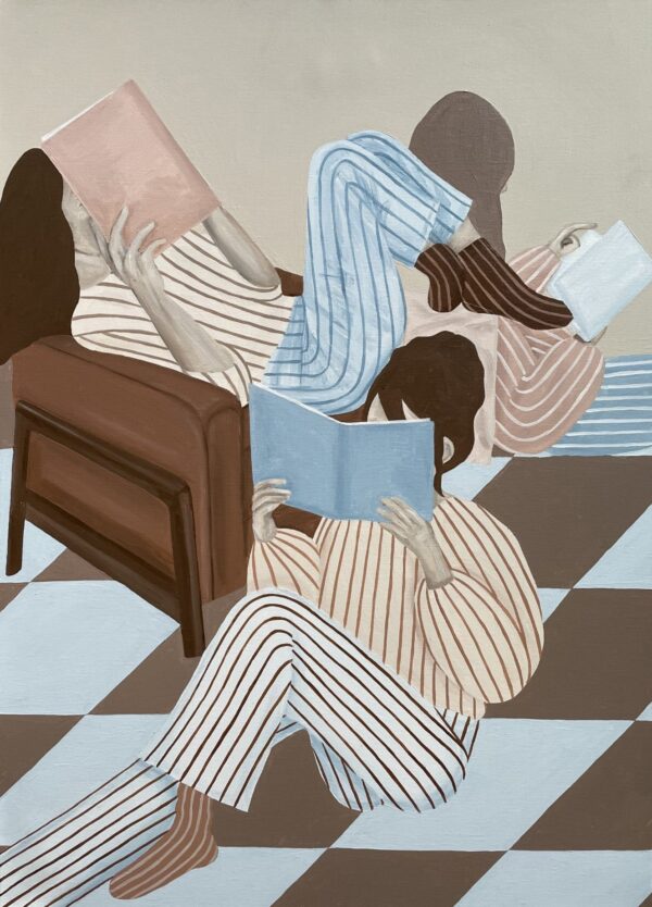 Bog plakat med 3 kvinder, der læser bøger sammen. Plakaten er holdt i brun, lyseblå og beige nuancer med smukke stribbede og ternede mønstre.