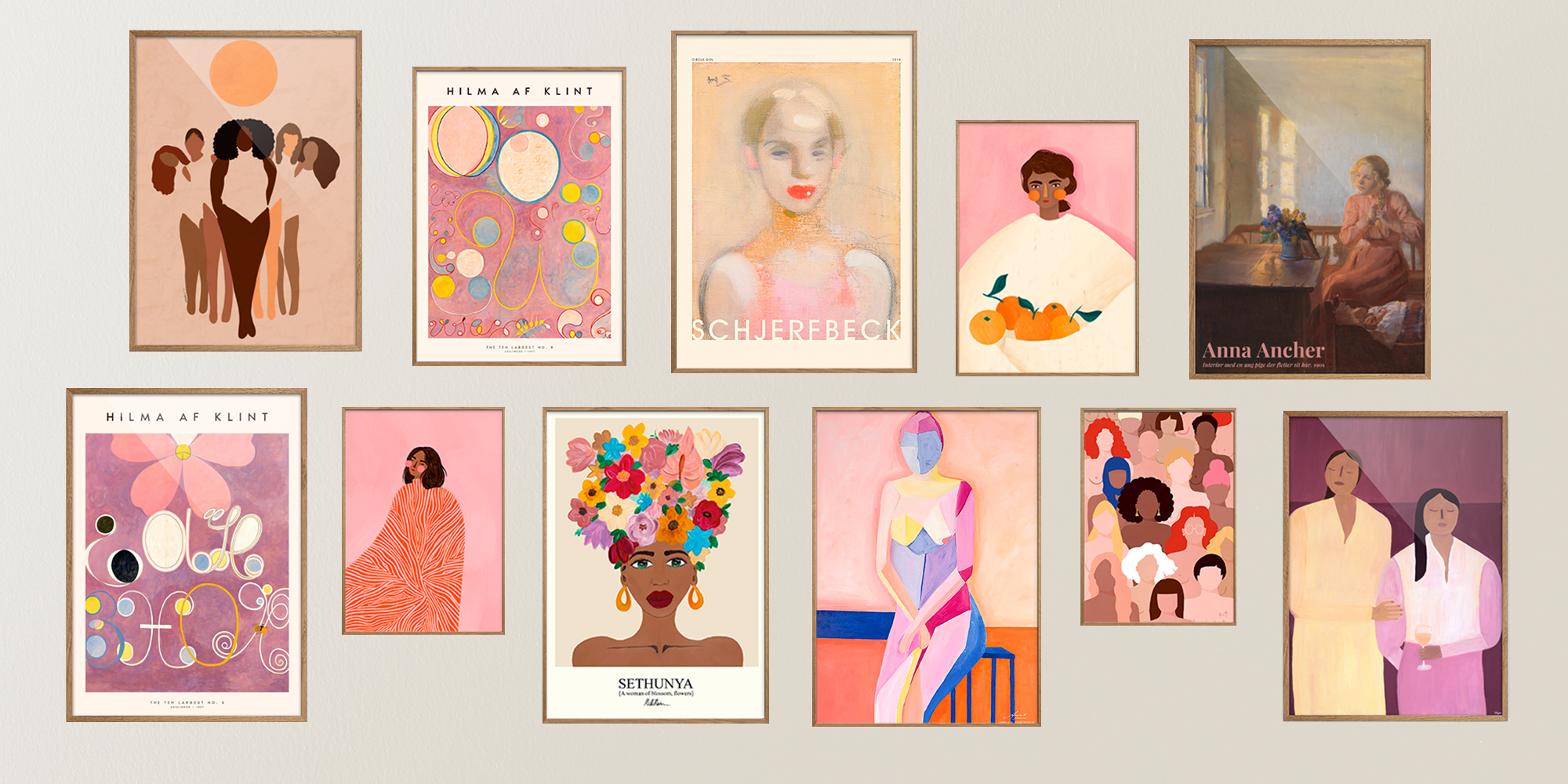 Billedvæg med plakater med værker af kvindelige kunstnere som Bea Muller, Hilma af Klint og Helene Schjerfbeck