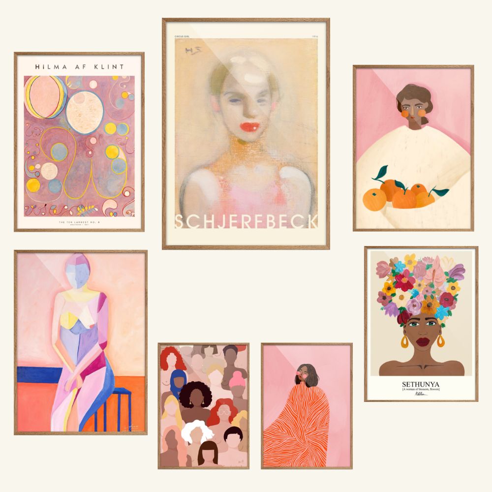 Kvadratisk billedvæg med plakater med værker af kvindelige kunstnere som Anna K Simonsen, Bea Muller og Hilma af Klint