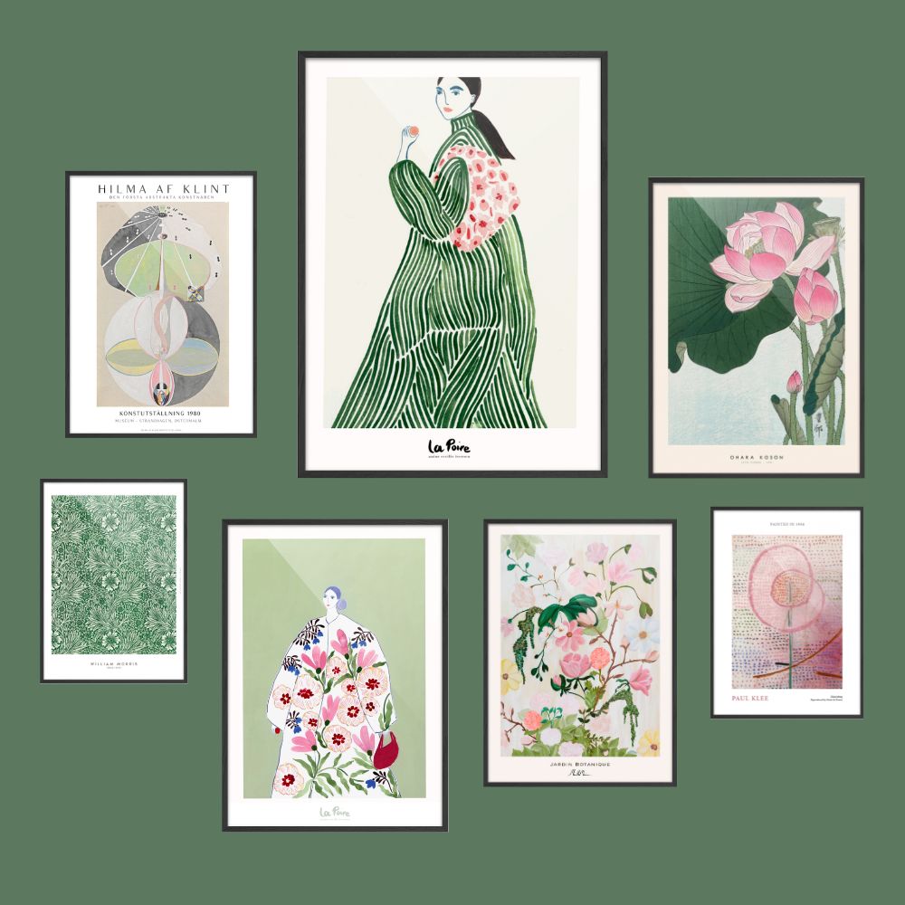 Kvadratisk billedvæg på grøn baggrund. Der ses bl.a. plakater af La Poire, William Morris, Hilma af Klint.
