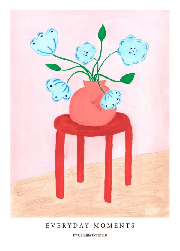 Camilla Bergqvist plakat med en buket af lyseblå blomster i en rød vase, der er stillet på en rød skammel opad en lyserød væg.