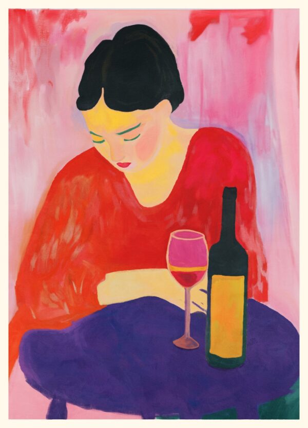 By Garmi plakat med en kvinde i rødt, der sidder ved et lilla bord og sit glas vin. Baggrunden er lyserød.
